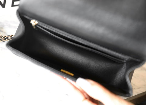 FLAP BAG 23 BLACK LAMBSKIN GOLD HARDWARE TOPHAND