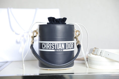 VIBE 18 BUCKET BAG IN BLACK CALFSKIN