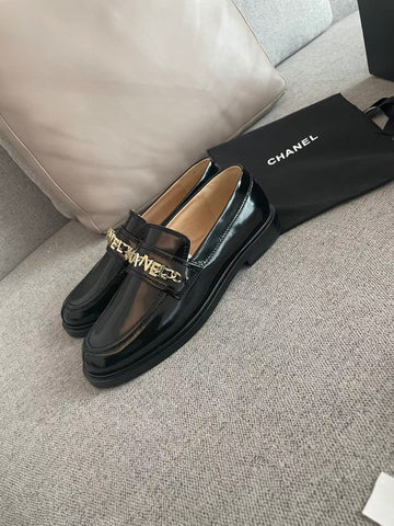 MOCCASINS IN BLACK CALFSKIN GOLD METAL LOGO