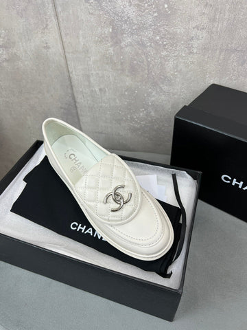 CHANEL 26S LOAFERS IN WHITE QUILTED CALFSKIN WITH CC LOGO
