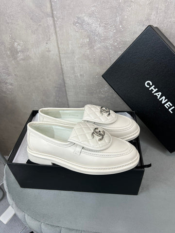 CHANEL 26S LOAFERS IN WHITE QUILTED CALFSKIN WITH CC LOGO