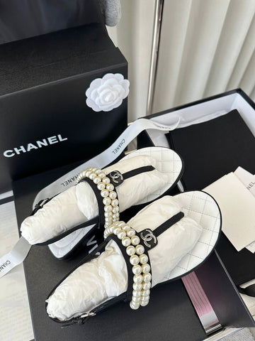 CLASSIC THONG SANDALS PEARL CHAIN IN WHITE LAMBSKIN