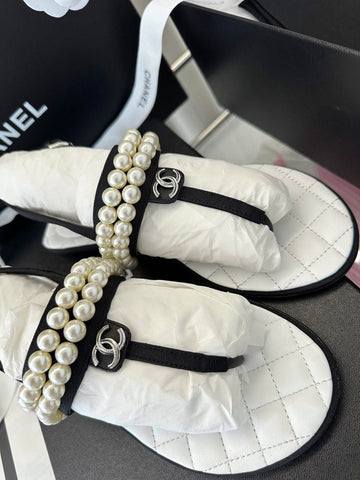 CLASSIC THONG SANDALS PEARL CHAIN IN WHITE LAMBSKIN