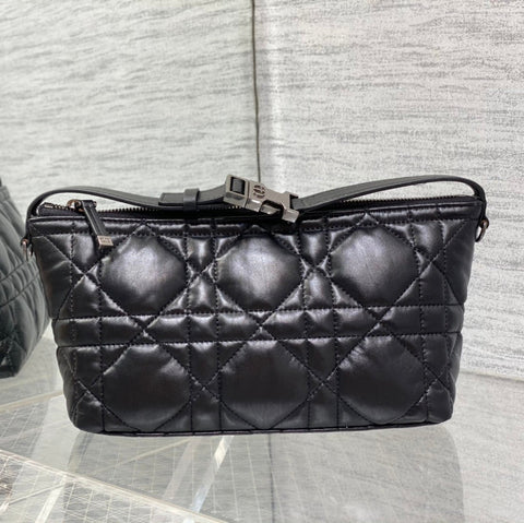 TRAVEL NOMAD POUCH 22 IN BLACK MACROCANNAGE LAMBSKIN