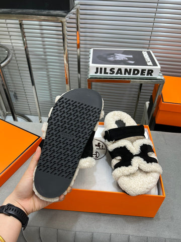CHYPRE SLIPPERS IN BEIGE LAMB WOOL AND BLACK SUEDE