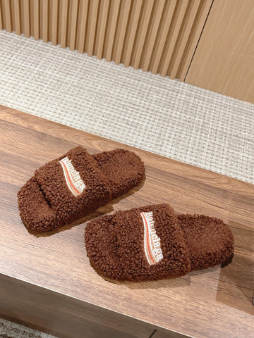 FURRY SLIDES IN BROWN CURLY SHEARLING