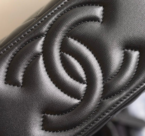 CHANEL 25S VANITY BAG 17 CM IN BLACK LAMBSKIN WITH PEARL STRAP