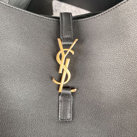 LE 5 À 7 SMALL SUPPLE 23 IN GRAY LAMBSKIN GOLD BUCKLE