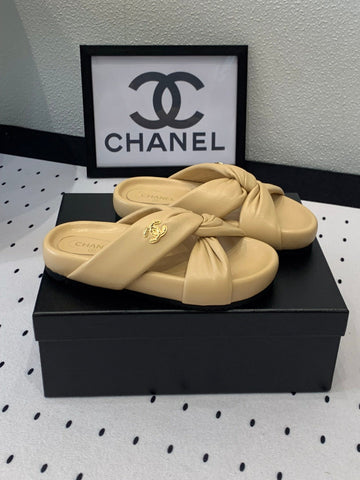 TWISTED SLIPPERS IN DARK CREAM LAMBSKIN