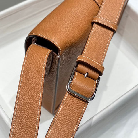 STEVE LIGHT JUNIOR MESSENGER BAG 27 IN GOLD TOGO CALFSKIN