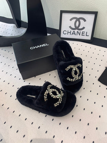 THICK-SOLED SLIPPERS IN BLACK SHEEP WOOL