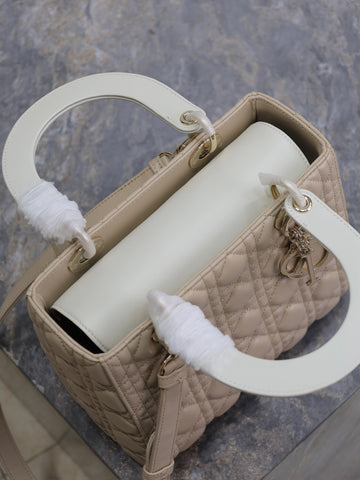 MEDIUM LADY BAG 24 IN POWDER BEIGE QUILTED MACROCANNAGE CALFSKIN METAL CHARM