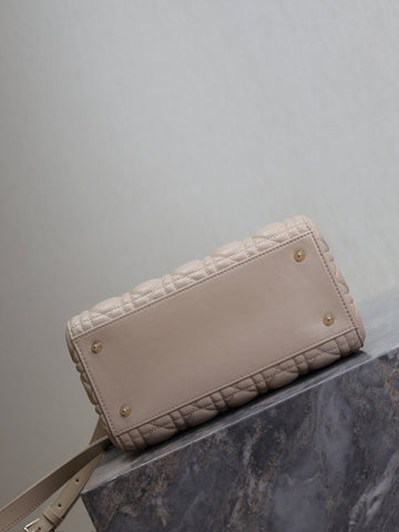 MEDIUM LADY BAG 24 IN POWDER BEIGE QUILTED MACROCANNAGE CALFSKIN METAL CHARM