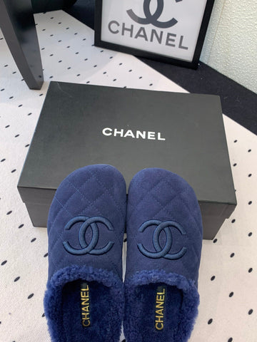 FLAT MULE IN NAVY BLUE SUEDE AND LAMB FUR LINING