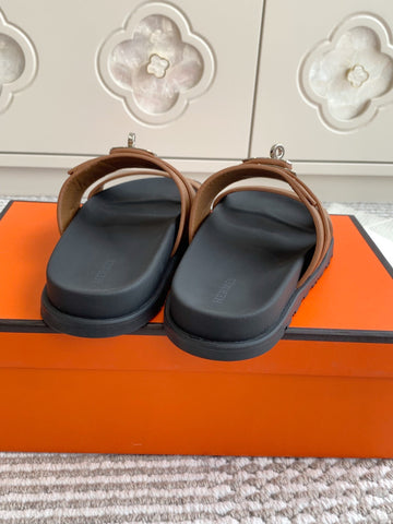 HM 26S KELLY BUCKLE DOUBLE STRAP SANDALS IN BROWN CALFSKIN GOLD HARDWARE