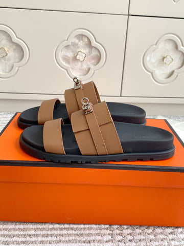 HM 26S KELLY BUCKLE DOUBLE STRAP SANDALS IN BROWN CALFSKIN GOLD HARDWARE
