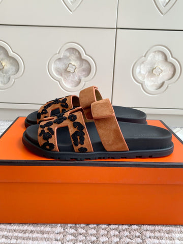 HM 26S CHYPRE SANDALS IN CARAMEL BROWN SUEDE WITH EMBROIDERED PATTERN STRAP