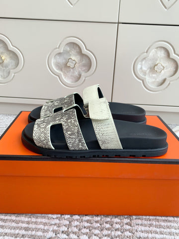 HM 26S CHYPRE SANDALS IN IVORY WHITE CALFSKIN WITH PRINTED CALFSKIN STRAP