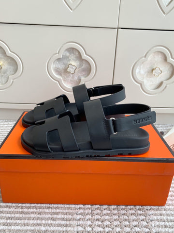 HM 26S CHYPRE SANDAL WITH BACK STRAP IN BLACK CALFSKIN