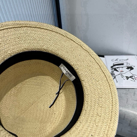 FLAT STRAW HAT IVORY FLOWER ATTACHMENT 673932