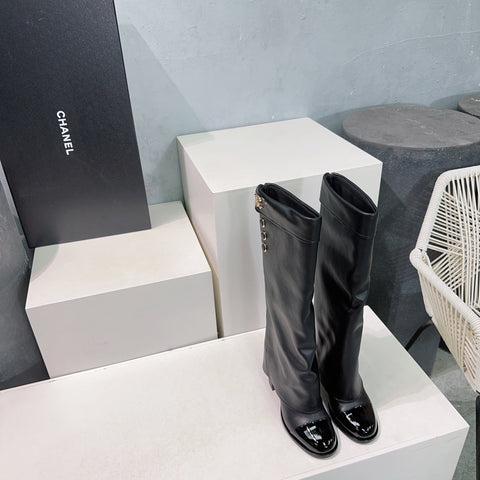 CHANEL HEELED KNEE-HIGH BOOTS 25S 85 MM IN BLACK LAMBSKIN WITH GOLD HARDWARE