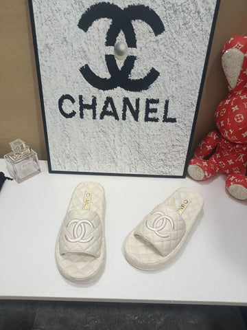 CHANEL 26S QUILTED SLIDE SANDALS IN WHITE CALFSKIN