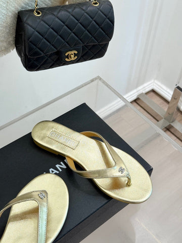 THONG SANDALS IN GOLD GLOSSY CALFKSIN EMBOSSED CRYSTAL