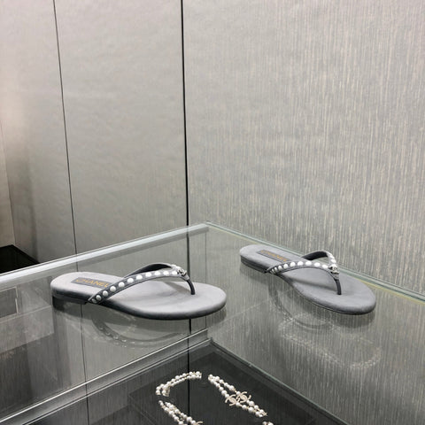 THONG SLIDE IN PALE GRAY SUEDE WITH WHITE DOT
