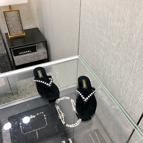 THONG SLIDE IN BLACK SUEDE WITH WHITE DOT