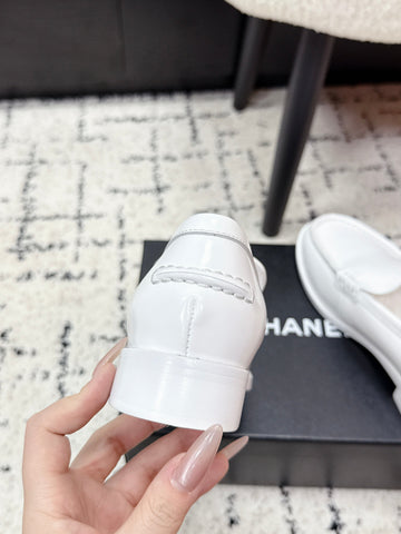CHANEL 26S LOAFERS IN WHITE SMOOTH CALFSKIN WITH CC LOGO