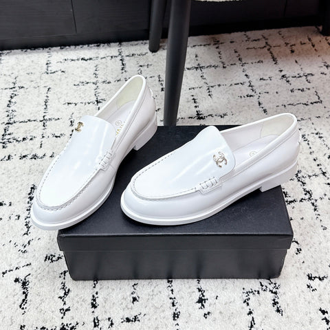 CHANEL 26S LOAFERS IN WHITE SMOOTH CALFSKIN WITH CC LOGO
