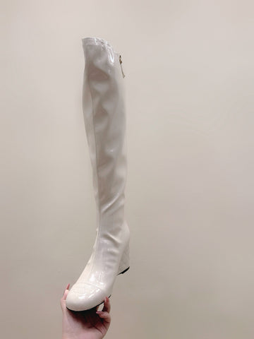 CHANEL 25S KNEE-HIGH BOOTS 60MM IN WHITE PATENT CALFSKIN WEDGE HEELS