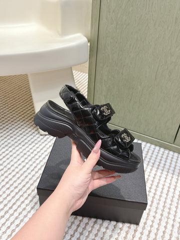 CHANEL 25S SANDALS IN BLACK PATENT CALFSKIN GOLD HARDWARE