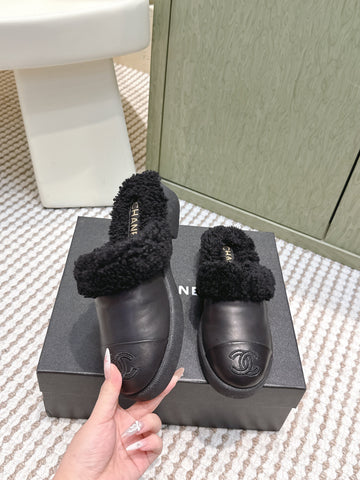 CHANEL 25S INDOOR SLIPPERS IN BLACK CALFSKIN FUR-LINED