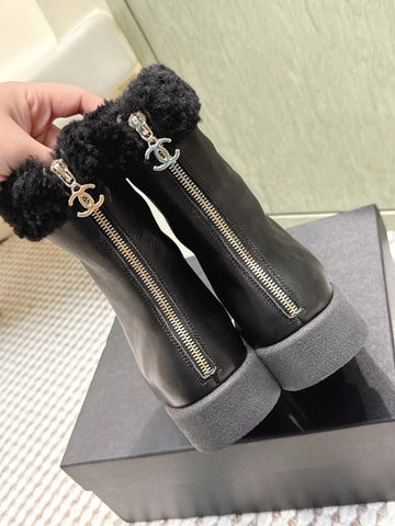 CHANEL 25S CALF-HIGH BOOTS IN BLACK CALFSKIN LINED WITH SHEEPSKIN