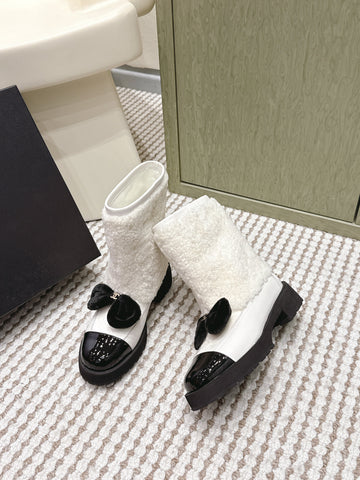CHANEL 25S ANKLE BOOTS IN WHITE SHEARLING LAMBSKIN AND BLACK PATENT CALFSKIN