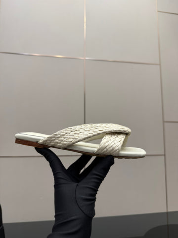 BOTTEGA VENETA 26S SANDALS IN WHITE CALFSKIN AND RAFFIA