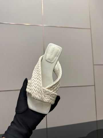 BOTTEGA VENETA 26S SANDALS IN WHITE CALFSKIN AND RAFFIA