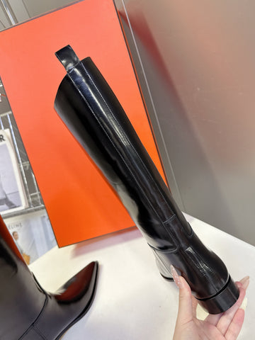 HM 25S POINTED-TOE KNEE-HIGH BOOTS IN BLACK GLOSSY LAMBSKIN