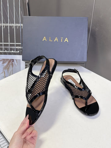 ALAIA 26S FLAT MESH THONG SANDALS IN BLACK PATENT CALFSKIN
