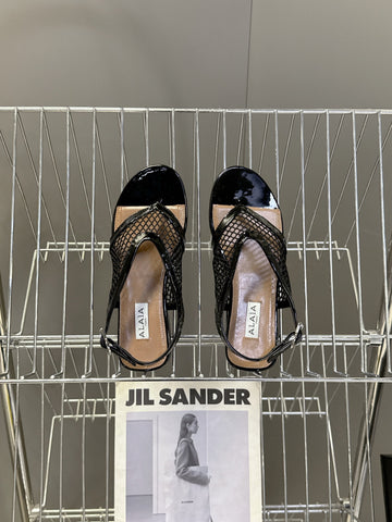ALAIA 26S FLAT MESH THONG SANDALS IN BLACK PATENT CALFSKIN