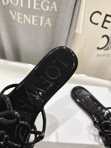 LOEWE 26S PETAL ANAGRAM SLIDE IN BLACK PATENT CALFSKIN
