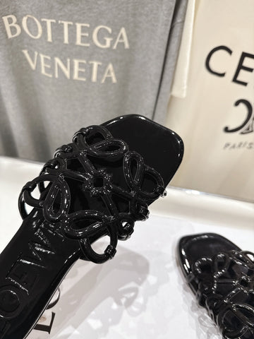 LOEWE 26S PETAL ANAGRAM SLIDE IN BLACK PATENT CALFSKIN