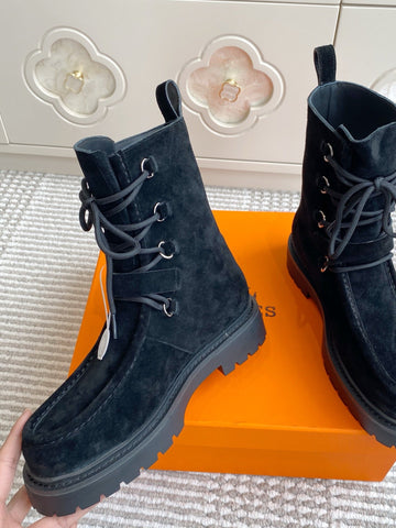 HM 25S ANKLE BOOTS IN BLACK SUEDE
