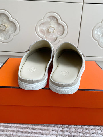 HM 25S MULES IN CREAM WHITE SUEDE WITH SILVER HARDWARE