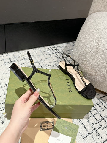 THONG SANDAL IN BLACK CALFSKIN WITH GOLD HARDWARE