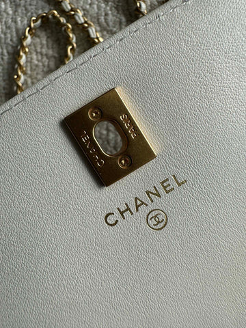CHANEL 25S CLASSIC WALLET ON CHAIN 19 IN WHITE LAMBSKIN WITH GOLD HARDWARE