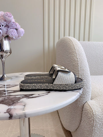 PLATFORM SLIPPERS IN WHITE WOOL AND BLACK LAMBSKIN
