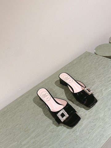 CRYSTAL HEEL MULE IN BLACK PATENT CALFSKIN WITH EMBELLISHED BUCKLE