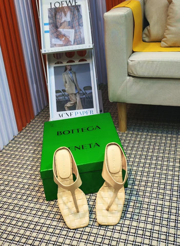 MARELLA THONG IN PALE YELLOW CALFSKIN WITH SIGNATURE INTRECCIATO INSOLE
